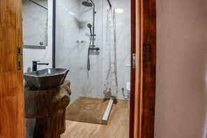 Shower, hair dryer, towels, soap - O Palheiro - Casas Vale do Laboreiro (Melgaço)