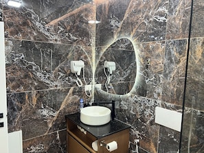 Shower, hair dryer, towels, soap - The Harmony Duo Sapphire – Elegant Navy Luxury Apartment in Tirana Center (Tiranë)