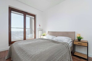 1 bedroom, iron/ironing board, travel cot, WiFi - Comfortable Apartment | Parking, Balcony, Close to Metro (Warszawa)