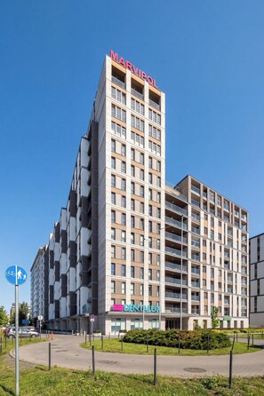 Exterior - Comfortable Apartment | Parking, Balcony, Close to Metro (Warszawa)