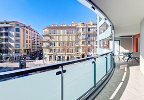 A balcony with a clear view of a cityscape, including multi-story buildings and a street. - N&J - GAMBETTA HORIZON - By sea - Terrace (Niza)