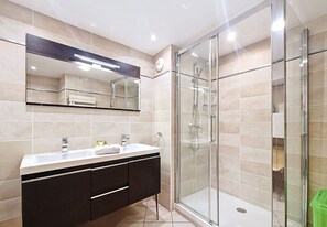 Shower, hair dryer, towels - N&J - GAMBETTA HORIZON - By sea - Terrace (Niza)