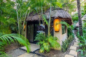 Exterior detail - Christmas Week in Cancun: 3 Bedroom Oceanfront Suite (Cancún)