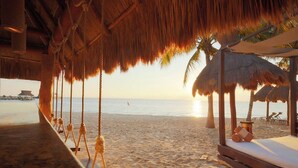 Plage, chaises longues, serviettes de plage