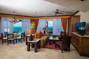 Living area - Christmas Week in Cancun: 3 Bedroom Oceanfront Suite (Cancún)