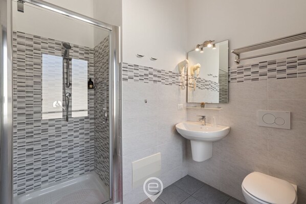 Dusche, Bidet, HandtĂŒcher, Shampoo