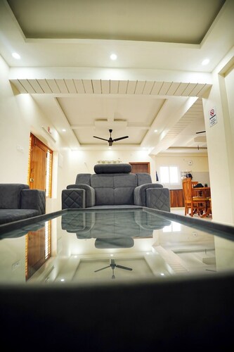 VIC HOMESTAY by pickurstay Hotels 