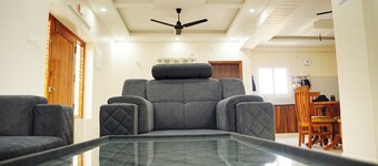 VIC HOMESTAY by pickurstay Hotels 
