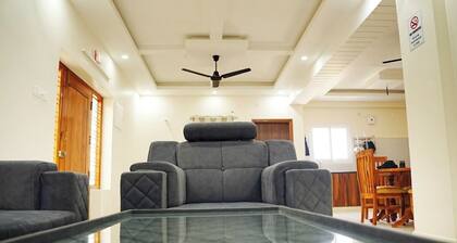 VIC HOMESTAY by pickurstay Hotels