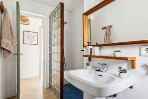 Shower, hair dryer, towels - Apartamento Tramuntana Biniancolla by Escape Home (Biniancolla)