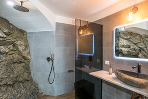 Apartamento lua de mel, vários quartos, 2 banheiros, ao lado da montanha (Sant' Anna Deluxe) | Banheiro | Chuveiro, secador de cabelo, bidê, toalhas de banho