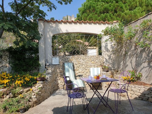 Quiet studio in Drôme provençale, flower garden. Near Grignan and southern Ardèche.