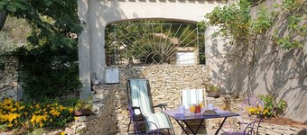 Studio calme en Drôme provençale, jardin fleuri. Proche Grignan et Ardèche sud.