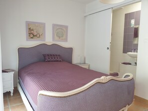1 dormitorio, tabla de planchar con plancha, Internet y ropa de cama