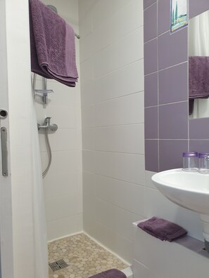 Haartrockner, Handtücher, Seife, Toilettenpapier