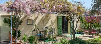 Quiet studio in Drôme provençale, flower garden. Near Grignan and southern Ardèche.