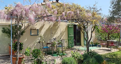 Quiet studio in Drôme provençale, flower garden. Near Grignan and southern Ardèche.