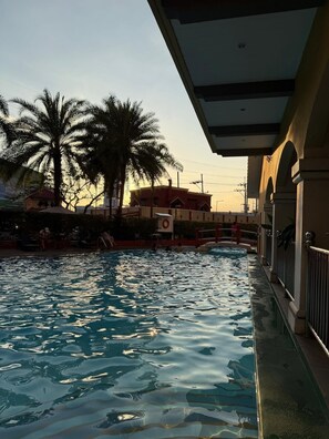 Pool - Trendy 1BR Avida Sucat – Pool & Airport Vicinity (Parañaque)