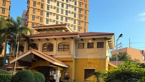 A hotel entrance with a curved driveway, a covered entrance, and a large building in the background. - Trendy 1BR Avida Sucat – Pool & Airport Vicinity (Parañaque)