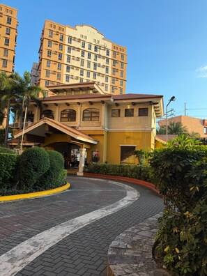 Exterior - Trendy 1BR Avida Sucat – Pool & Airport Vicinity (Parañaque)