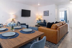 Dining - Gorgeous 2-bedroom apartment with AC in near Downtown Dallas (Dallas)