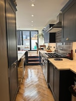 Refrigerador con freezer, microondas, horno, placa de cocina