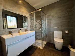 Shower, bidet, towels, soap - Stunning villa close to Marbella towncenter (Marbella)