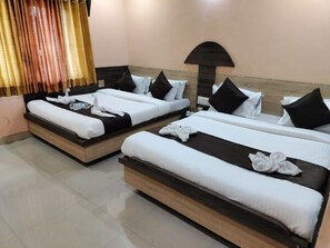 Deluxe Quadruple Room, City View - Hotel Sai Laxmi- Near Sai Baba Temple (Shirdi)