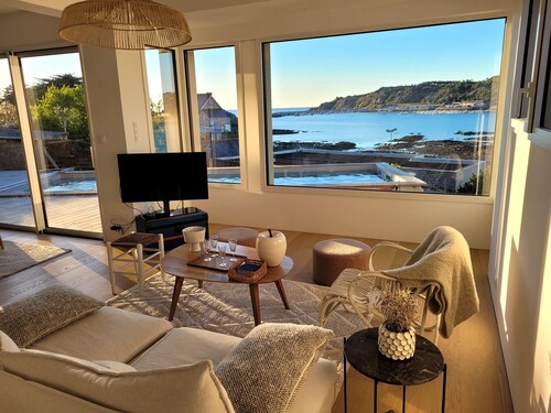 Exceptional villa with panoramic sea view, heated pool, beach 100m away on foot.