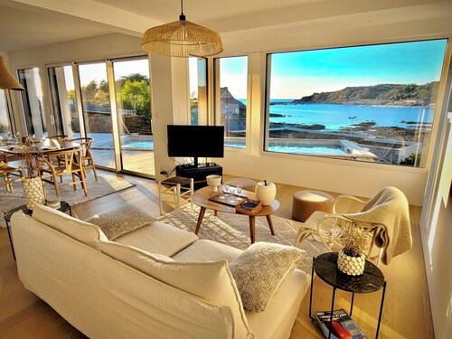 Exceptional villa with panoramic sea view, heated pool, beach 100m away on foot.