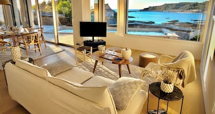 Exceptional villa with panoramic sea view, heated pool, beach 100m away on foot.