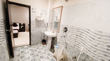 Deluxe Double Room | Bathroom