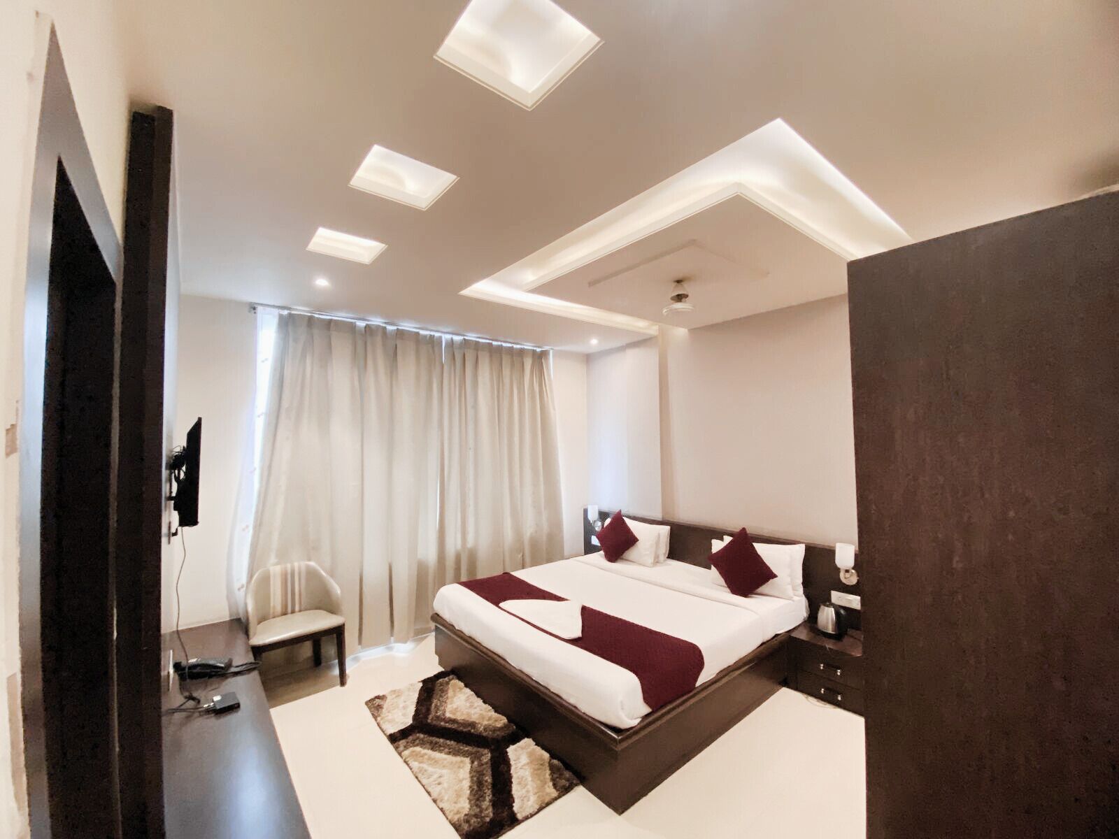 Deluxe Double Room | Hypo-allergenic bedding, in-room safe, desk, laptop workspace