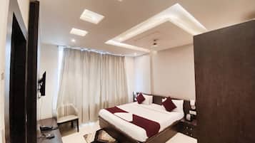 Deluxe Double Room | Hypo-allergenic bedding, in-room safe, desk, laptop workspace