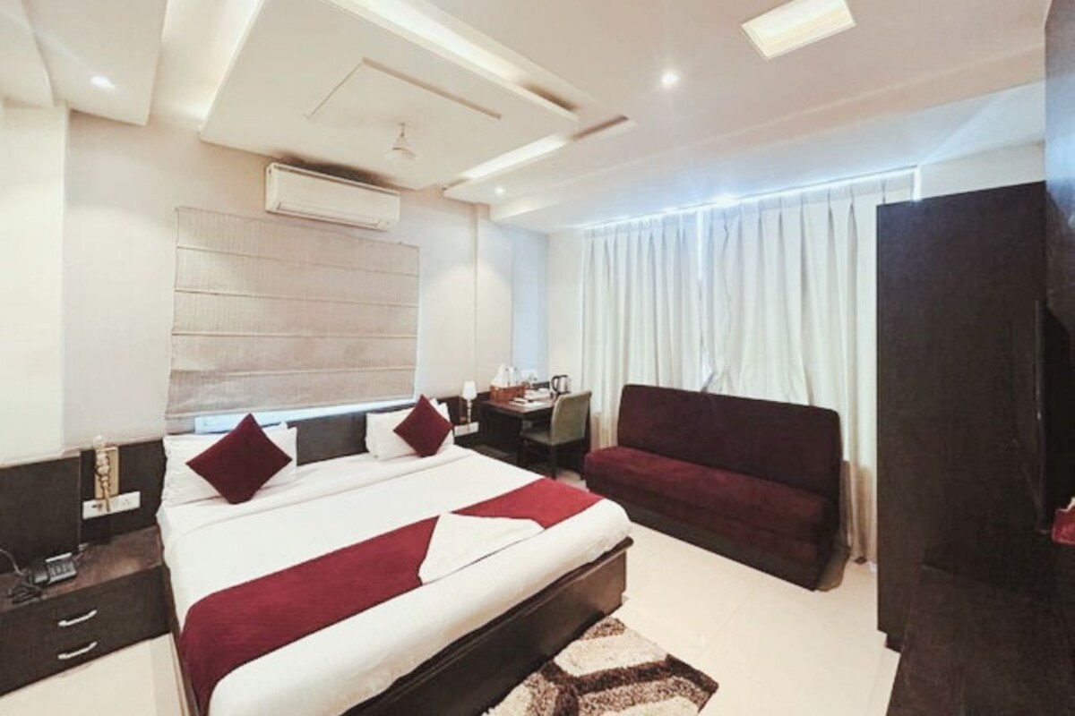 Superior Double Room, 1 King Bed | Hypo-allergenic bedding, in-room safe, desk, laptop workspace