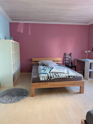 2 bedrooms, desk, iron/ironing board, travel cot - Vacation apartment Merkershausen  (Bad Königshofen im Grabfeld)