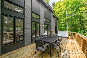 Outdoor dining - Vrbo Property (Chertsey)