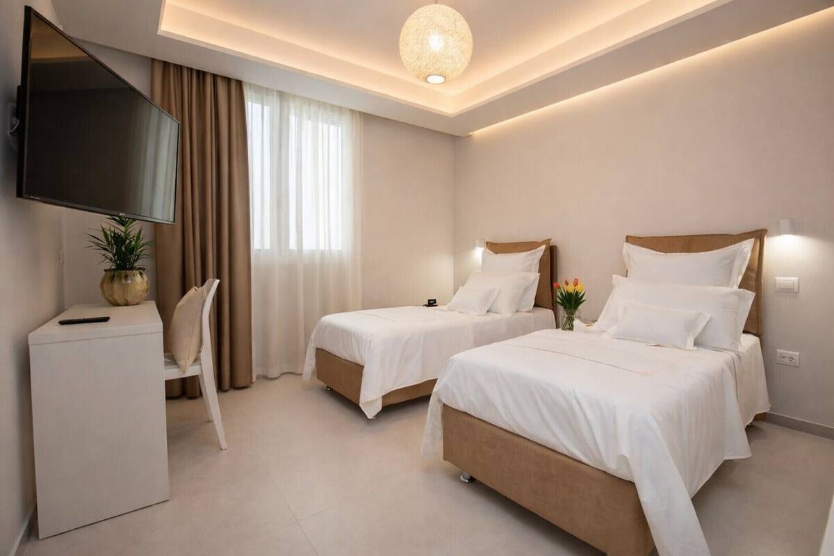 Minibar, coffre-fort, accès au Wi-Fi (inclus), literie fournie