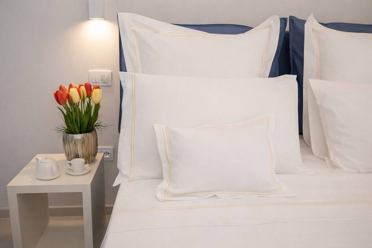 Minibar, coffre-fort, accès au Wi-Fi (inclus), literie fournie