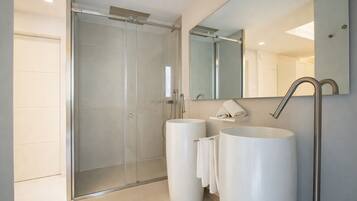 Comfort Double or Twin Room | Bathroom