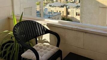 Deluxe-Apartment, Balkon, Stadtblick | UnterkunftsgelÀnde