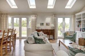 TV, fireplace, offices - Beautiful Barn, Stunning Views, Parking & Garden (Gloucestershire)
