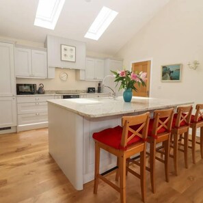 Fridge, microwave, oven, stovetop - Beautiful Barn, Stunning Views, Parking & Garden (Gloucestershire)