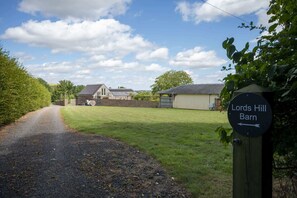 Property grounds - Beautiful Barn, Stunning Views, Parking & Garden (Gloucestershire)