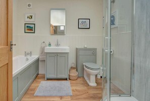 Shower, hair dryer, towels - Beautiful Barn, Stunning Views, Parking & Garden (Gloucestershire)