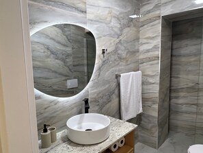 Dusche, Haartrockner, Handtücher, Seife