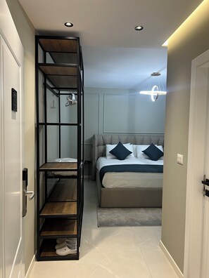 Un dormitorio con cama, armario empotrado y lámpara en el techo.