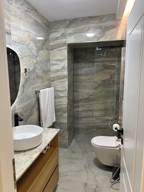 Dusche, Haartrockner, Handtücher, Seife