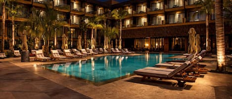 Majoituspaikan julkisivu illalla/yöllä