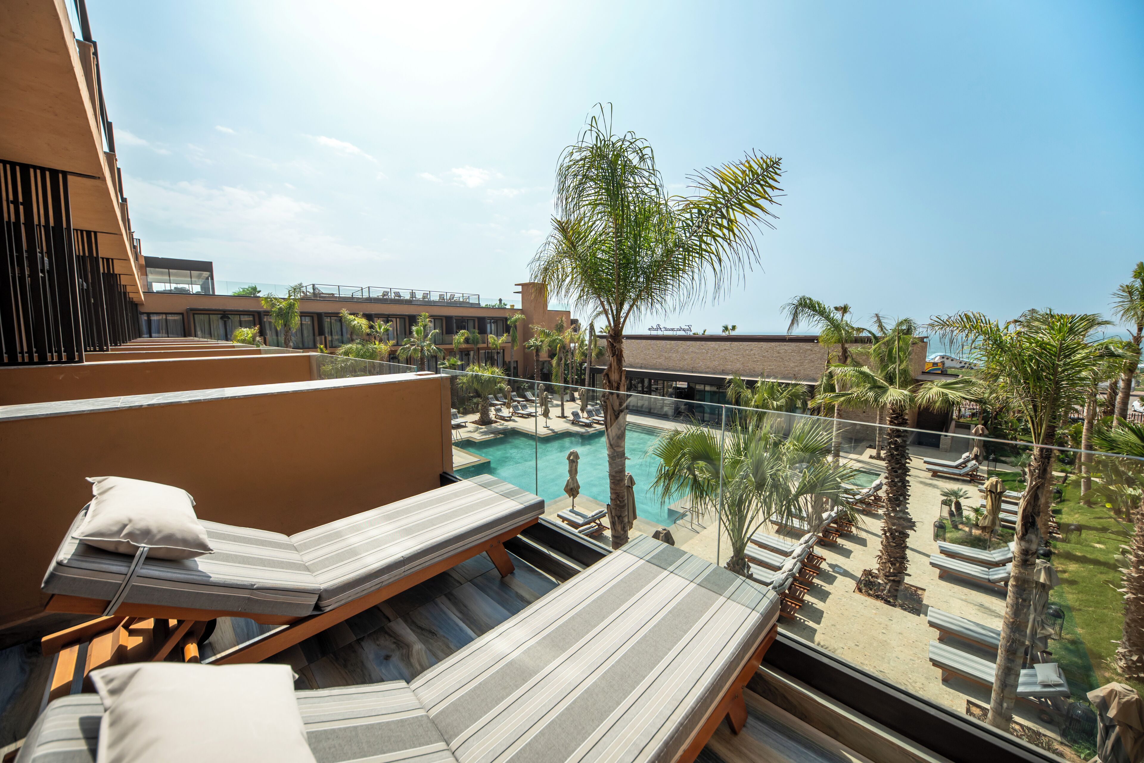 舒適雙人或雙床房, 露台, 海灘景 | 泳池